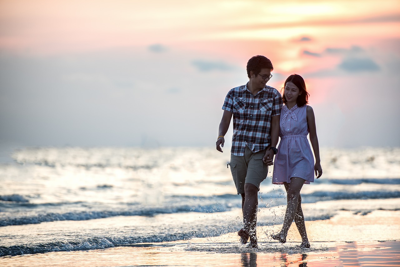 couple, holding hands, beach