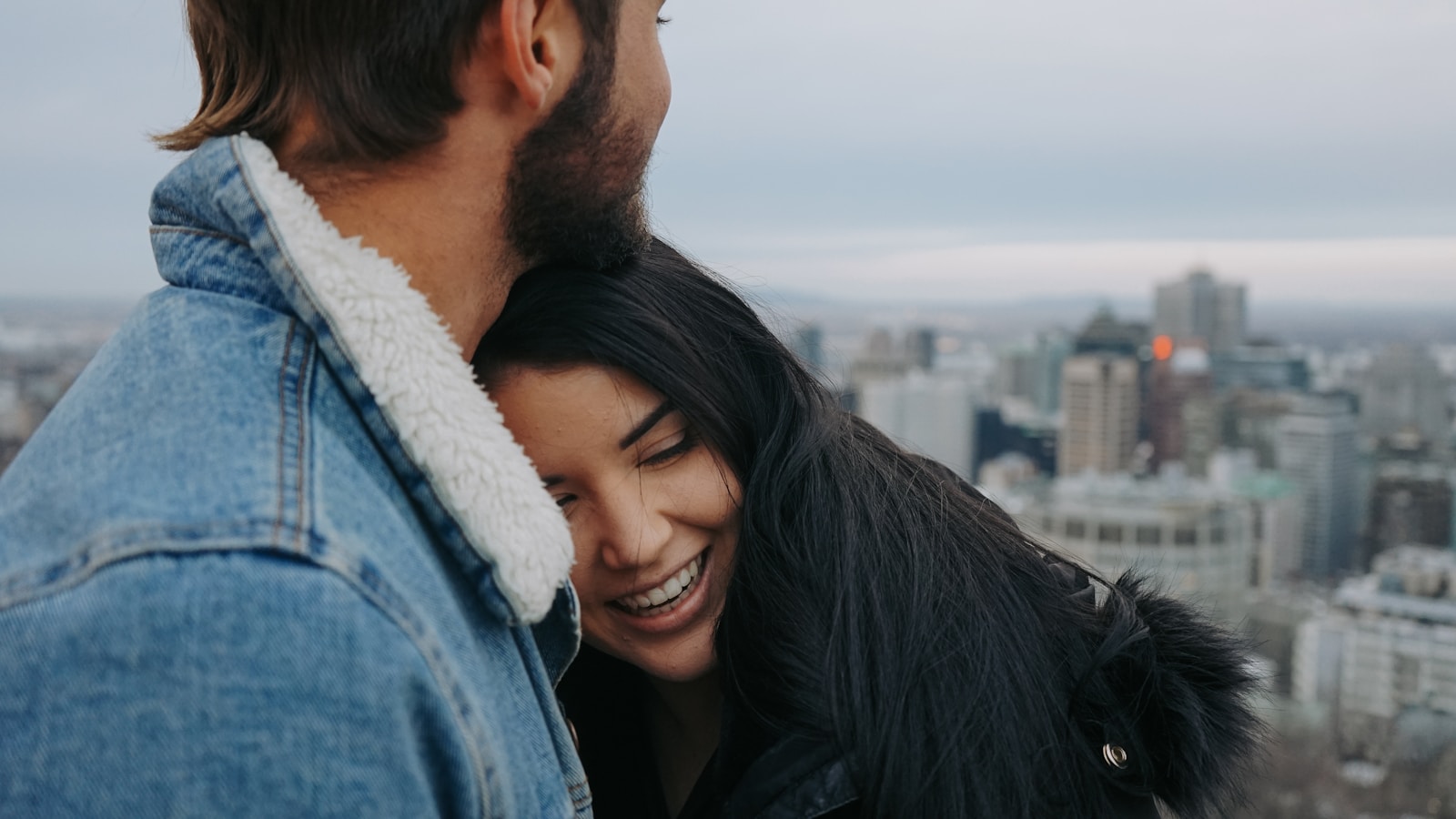 付き合ってない　ハグ 女性から